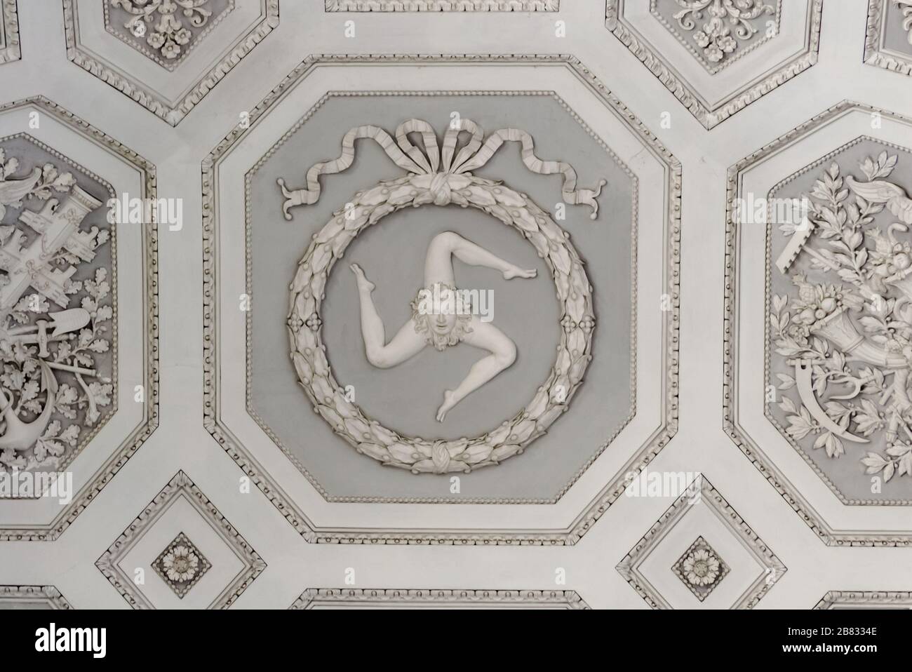 Palais Royal de Naples, Italie, septembre 2017. Détail de la deration du plafond, ici le symbole de la Sicile autrefois partie du règne de Naples Banque D'Images