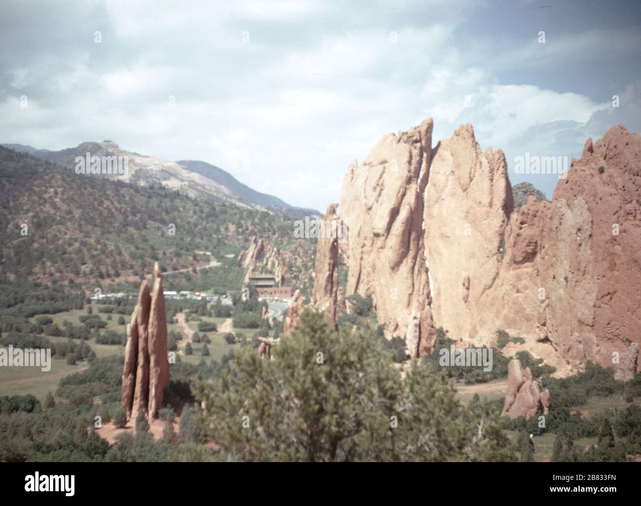 Vue sur les mesas et les formations rocheuses à l'extérieur lors d'une journée nuageux au Garden of the Gods, un parc public à Colorado Springs, Colorado, 1959. () Banque D'Images