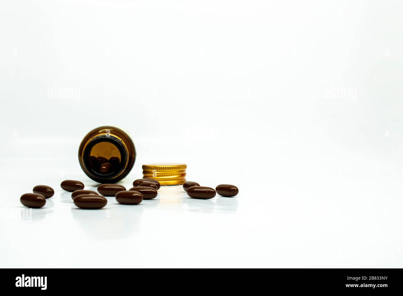 Capsules de softgel multivitamine avec flacon flou avec une salle de texte Banque D'Images