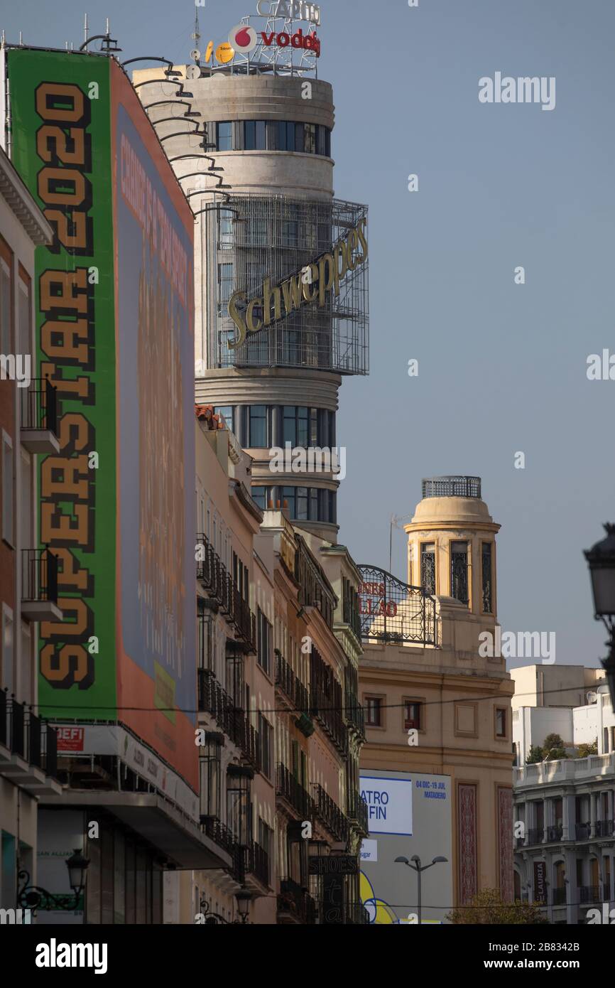 Madrid, Espagne - 8 février 2020: Vue détaillée, de la rue Preciados, du bâtiment Carrión avec le célèbre logo Schweppes, derrière Callao. Banque D'Images