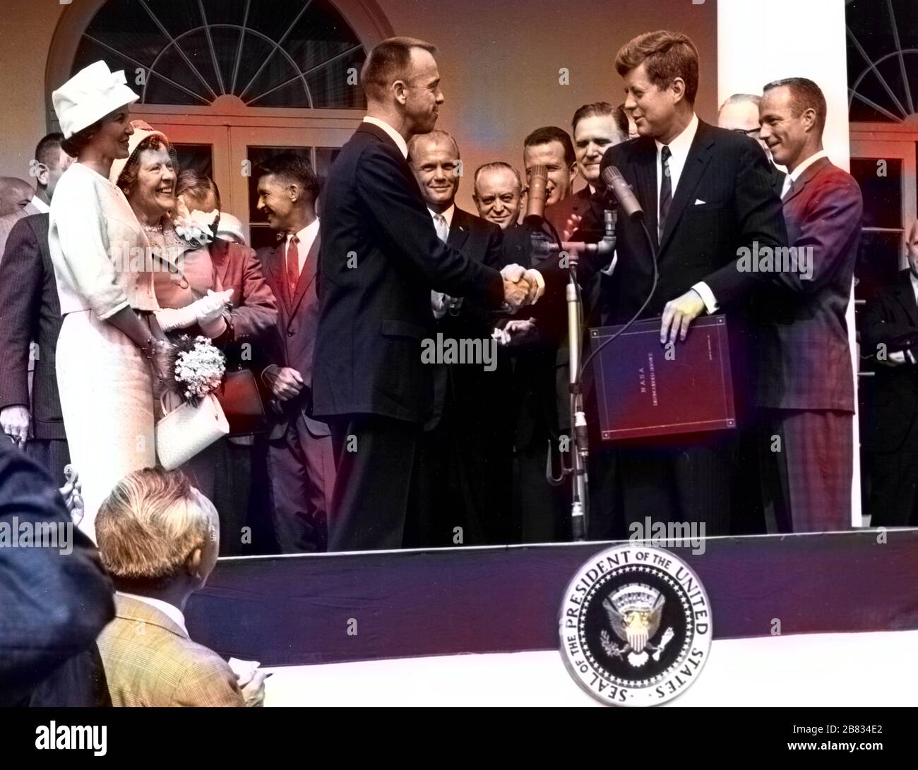Le président John F. Kennedy félicite l'astronaute Alan B. Shepard Jr., le premier américain dans l'espace, pour sa promenade historique dans le vaisseau spatial Freedom 7, White House, Washington, District of Columbia, le 8 mai 1961. Image reproduite avec l'aimable autorisation de la National Aeronautics and Space Administration (NASA). Remarque : l'image a été colorisée numériquement à l'aide d'un processus moderne. Les couleurs peuvent ne pas être précises sur une période donnée. () Banque D'Images