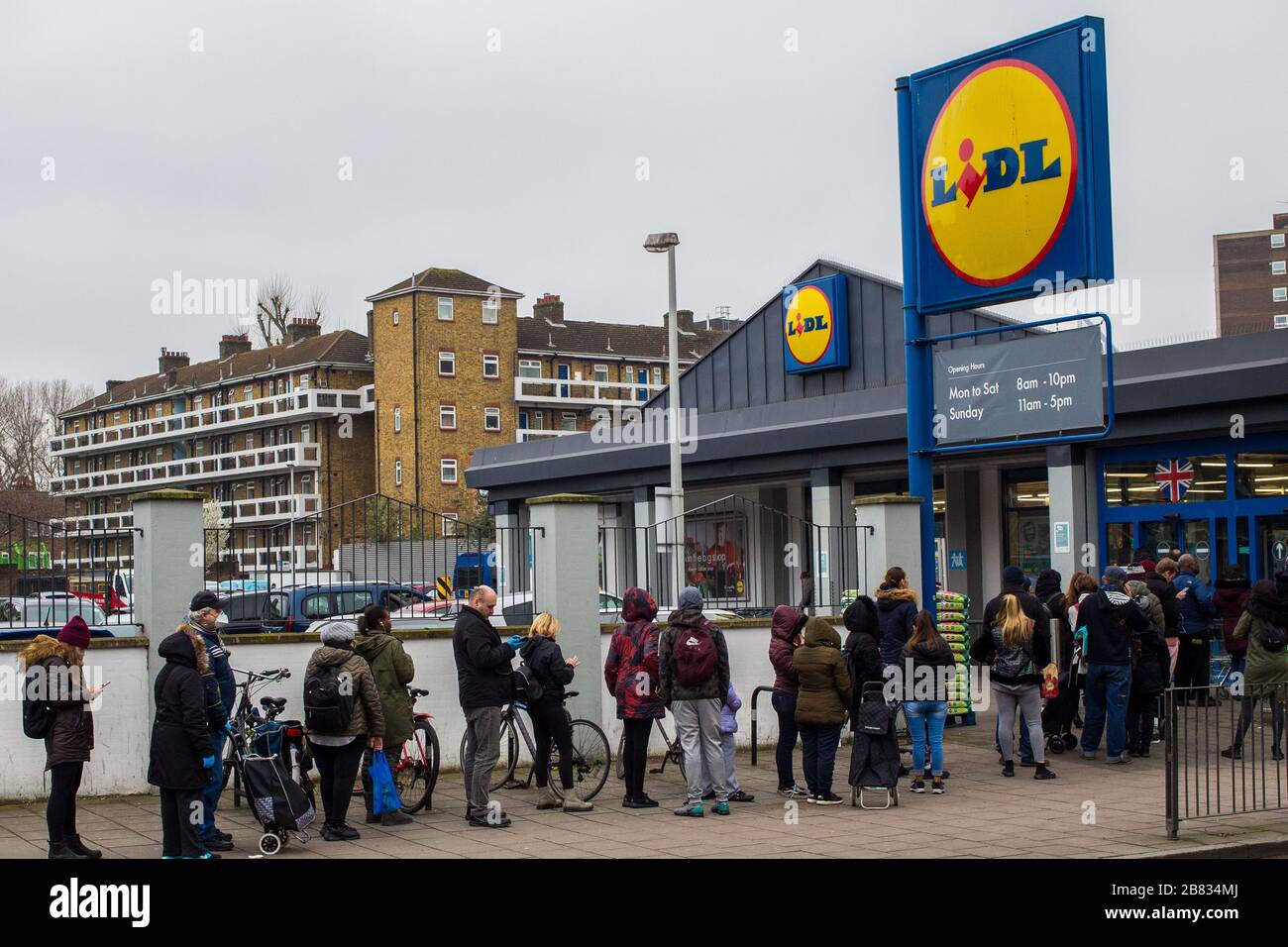 londres Royaume-Uni 19 mars 2020 les acheteurs font la queue en dehors de Lidl sur la route Old Kent alors que les gens paniquent acheter au milieu de l'épidémie de coronavirus. Les gens ont été emptyi Banque D'Images