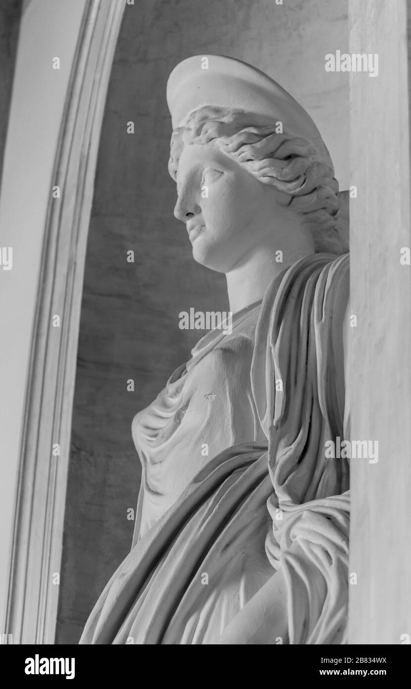 Palais Royal de Naples, Italie, septembre 2017. Détail d'une statue de marbre blanc représentant une femme classique et élégante. Banque D'Images