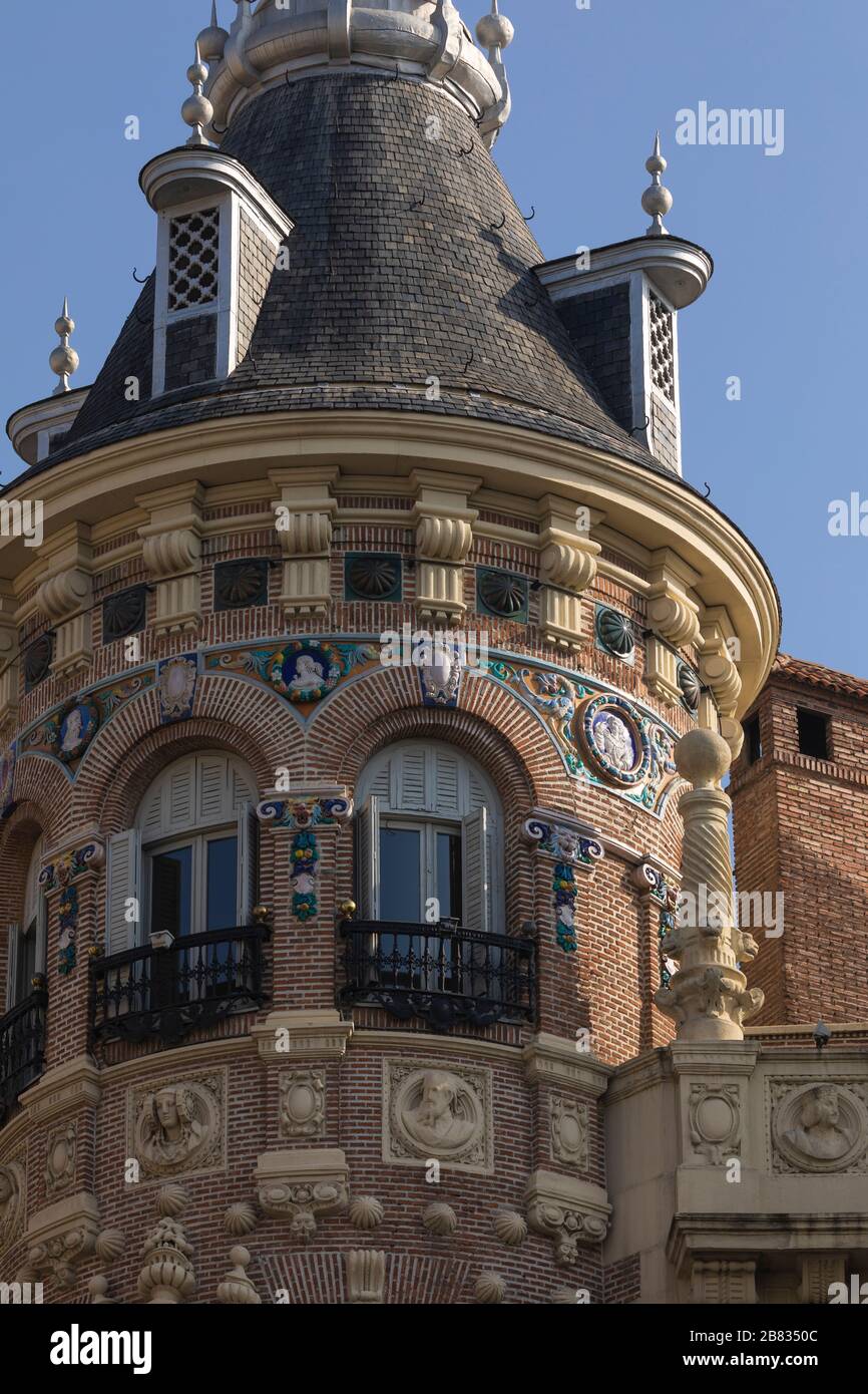 Détail du dôme principal et de son toit, dans un style architectural classique et éclectique, du bâtiment Manises, situé sur la Plaza de Canalejas, à Madrid. Banque D'Images