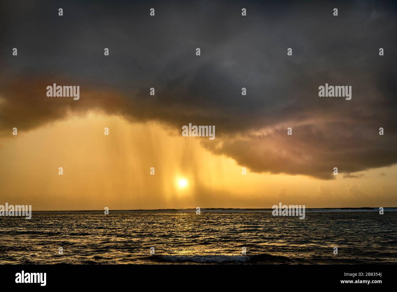 Nuages de tempête avec pluie tombant sur la mer des Caraïbes Banque D'Images