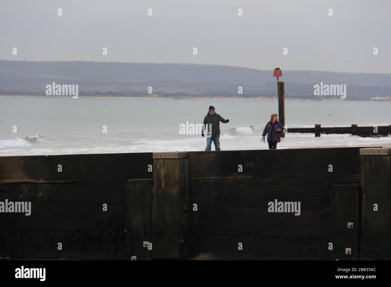 Journée d'hiver, marchez sur le sable au bord de la mer Banque D'Images