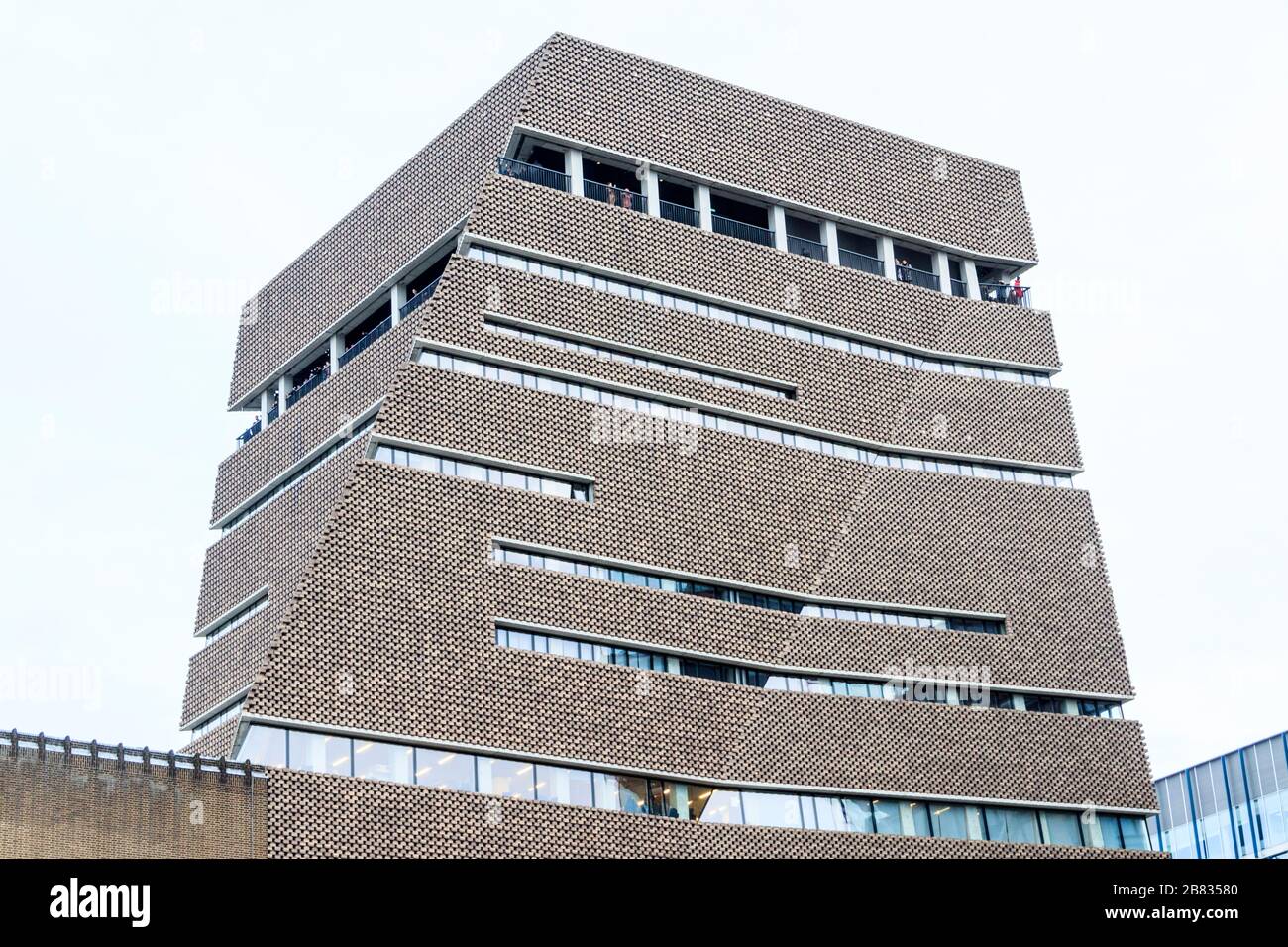 Le bâtiment Blavatnik de la galerie d'art moderne Tate, et la galerie de haute vue d'où un jeune garçon a été lancé, Bankside, Londres, Royaume-Uni Banque D'Images