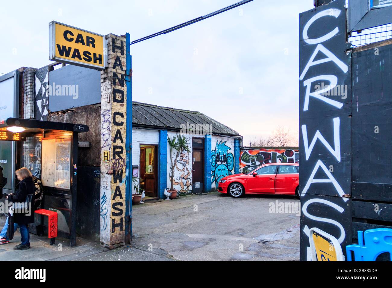Lavage de voiture à la main avec graffitis à Kentish Town, Londres, Royaume-Uni Banque D'Images