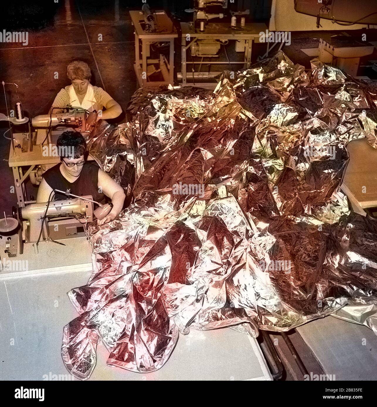 Deux couturières qui ont fait une ombre au soleil l'Atelier orbital Skylab (OWS) au Johnson Space Center, Houston, Texas, mai 1973. Image reproduite avec l'aimable autorisation de la National Aeronautics and Space Administration (NASA). Remarque : l'image a été colorisée numériquement à l'aide d'un processus moderne. Les couleurs peuvent ne pas être précises sur une période donnée. () Banque D'Images