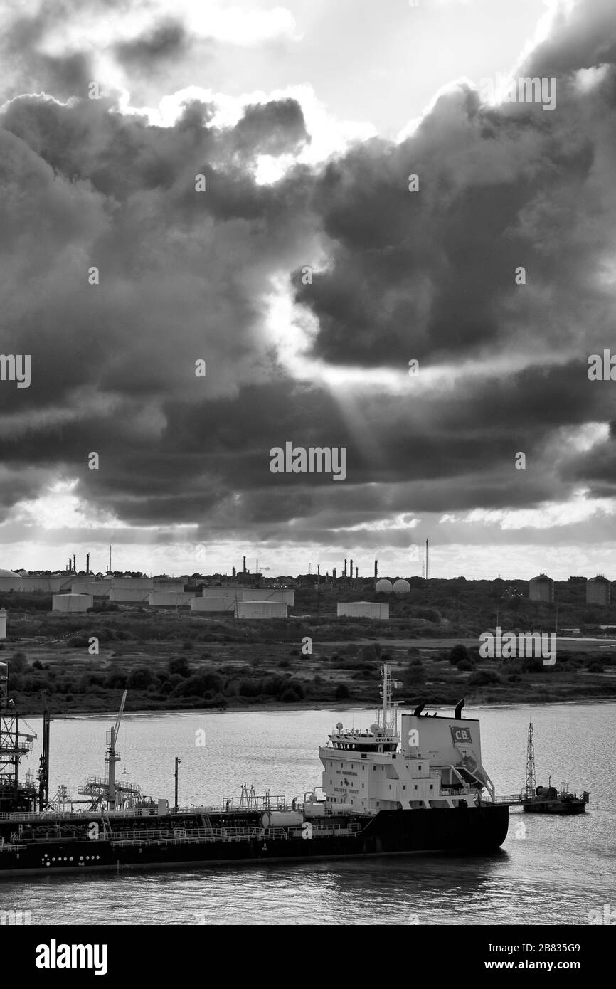 Rifinery Fawley & Oil Terminal, Port de Southampton, Hampshire, Angleterre, Royaume-Uni Banque D'Images