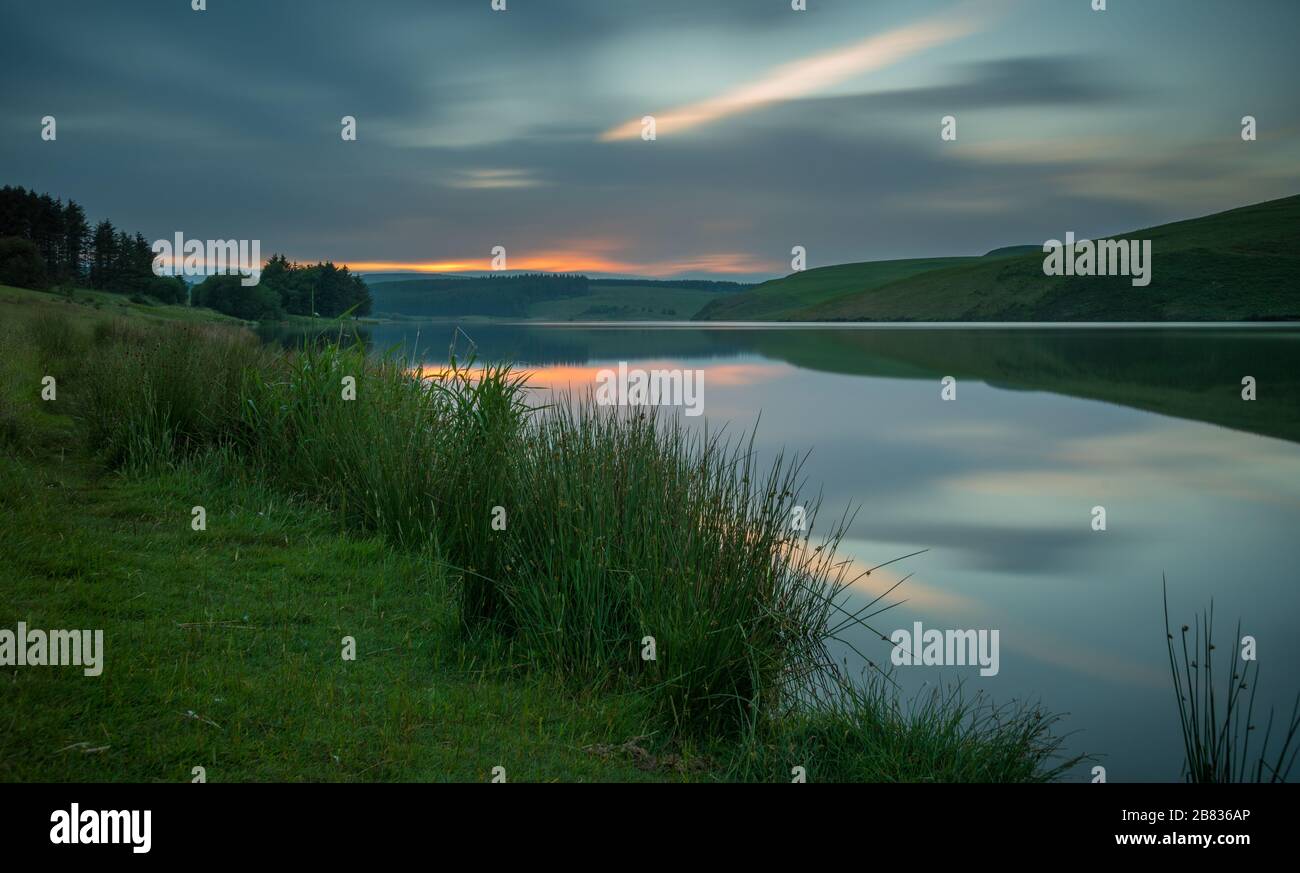 Coucher de soleil et réflexions sur le lac, Llyn Clywedog Banque D'Images