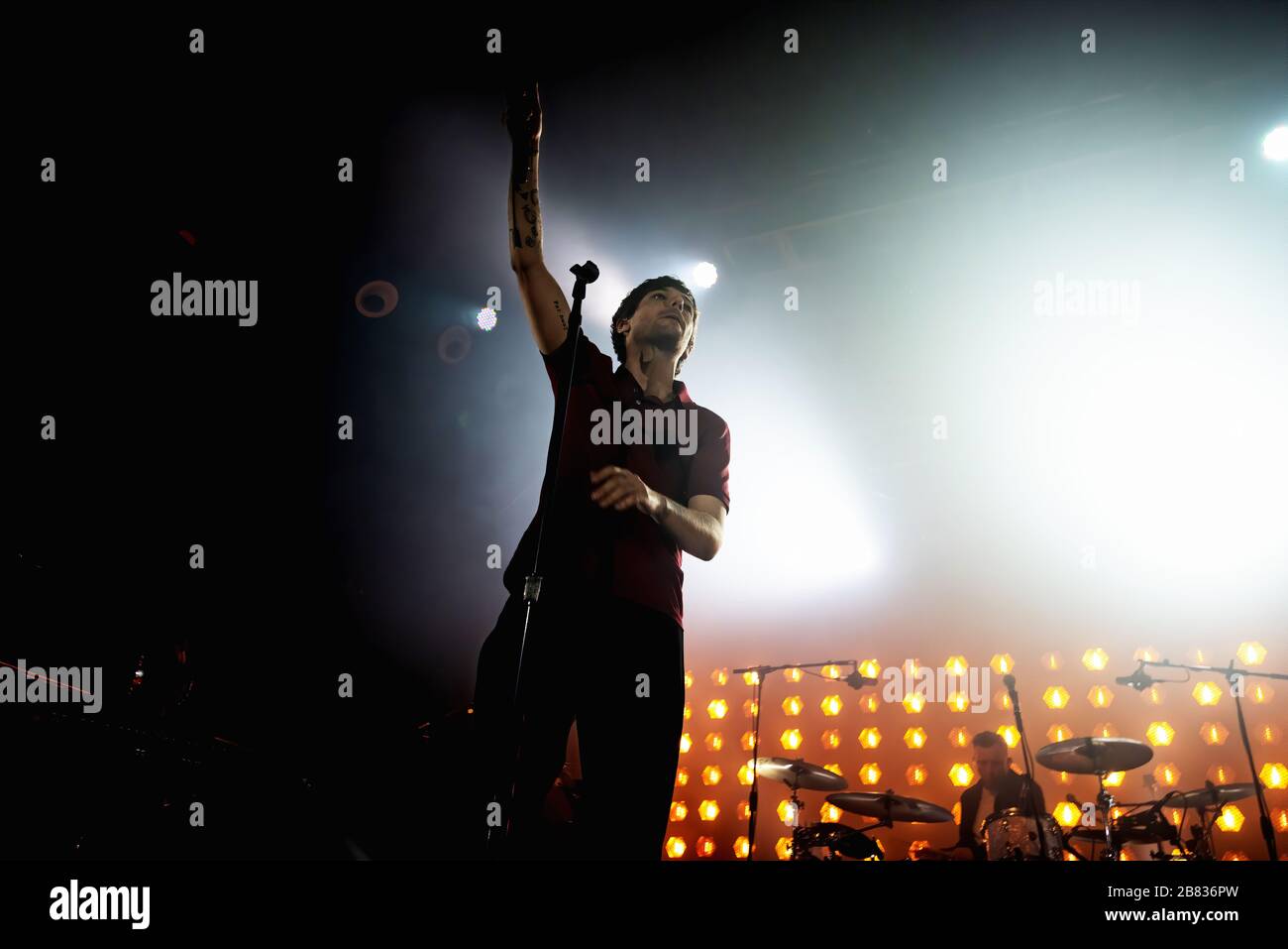 BARCELONE - 9 MARS : Louis Tomlinson (chanteur d'un groupe de direction) se produit en concert à la scène Razzmatazz le 9 mars 2020 à Barcelone, en Espagne. Banque D'Images