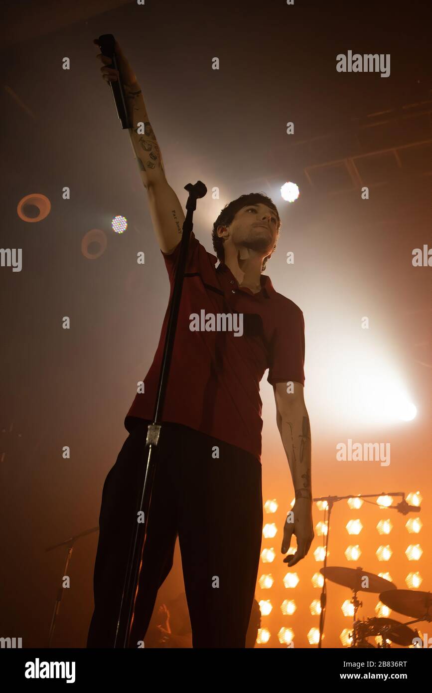 BARCELONE - 9 MARS : Louis Tomlinson (chanteur d'un groupe de direction) se produit en concert à la scène Razzmatazz le 9 mars 2020 à Barcelone, en Espagne. Banque D'Images