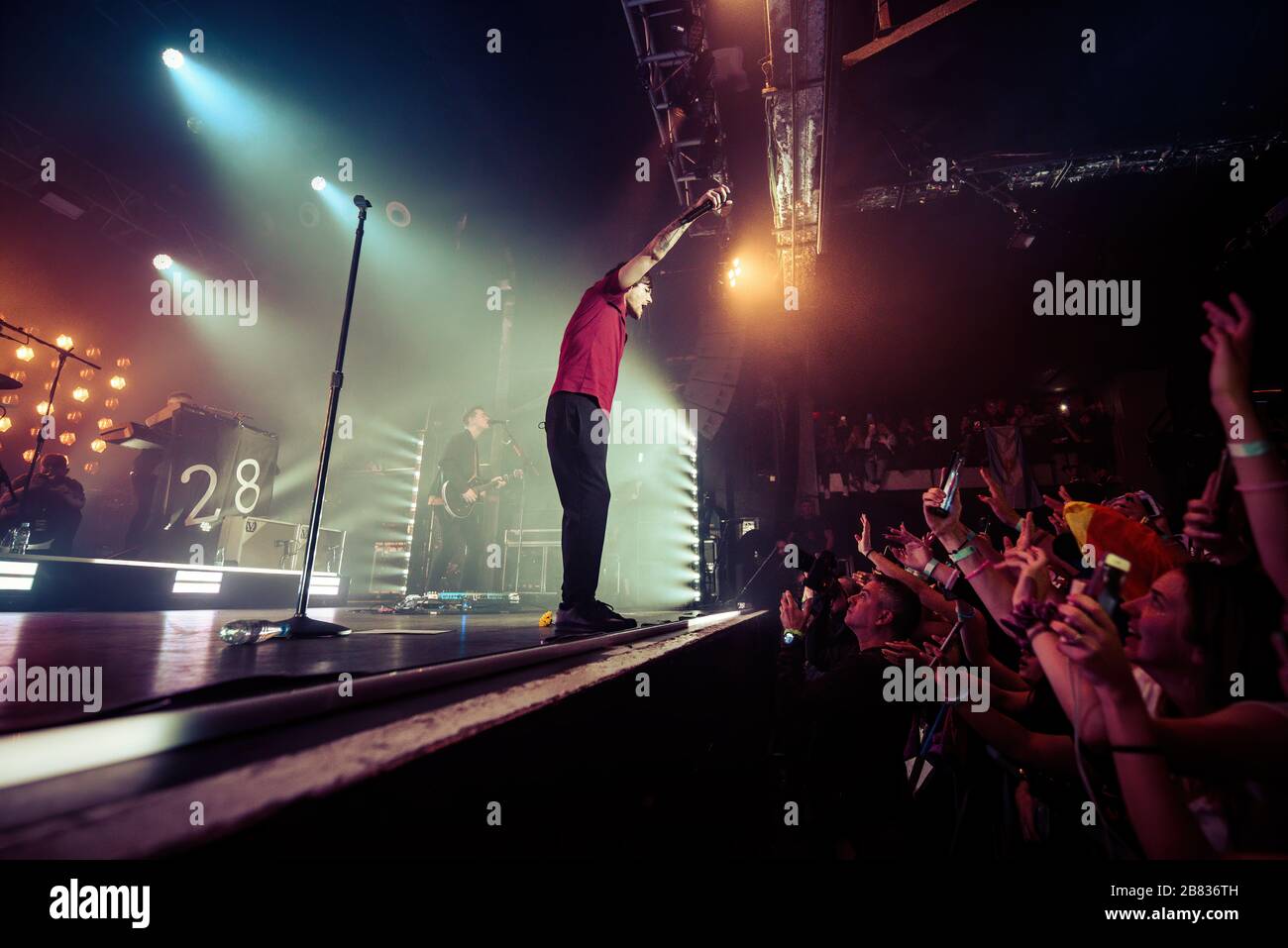 BARCELONE - 9 MARS : Louis Tomlinson (chanteur d'un groupe de direction) se produit en concert à la scène Razzmatazz le 9 mars 2020 à Barcelone, en Espagne. Banque D'Images