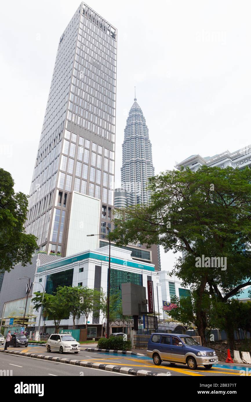 Kuala Lumpur, Malaisie - 25 novembre 2019 : vue sur la rue verticale de Kuala Lumpur, les gens ordinaires et les voitures sont dans la rue Banque D'Images