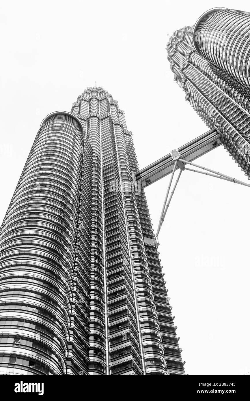 Kuala Lumpur, Malaisie - 25 novembre 2019 : extérieur des tours jumelles Petronas, vue perspective. Fond photo vertical noir et blanc Banque D'Images
