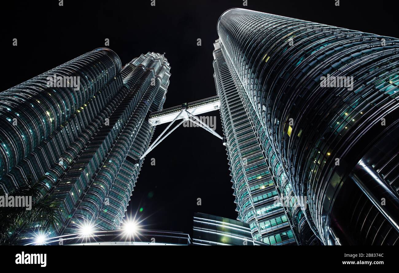 Kuala Lumpur, Malaisie - 28 novembre 2019 : tours jumelles Petronas la nuit, vue perspective Banque D'Images