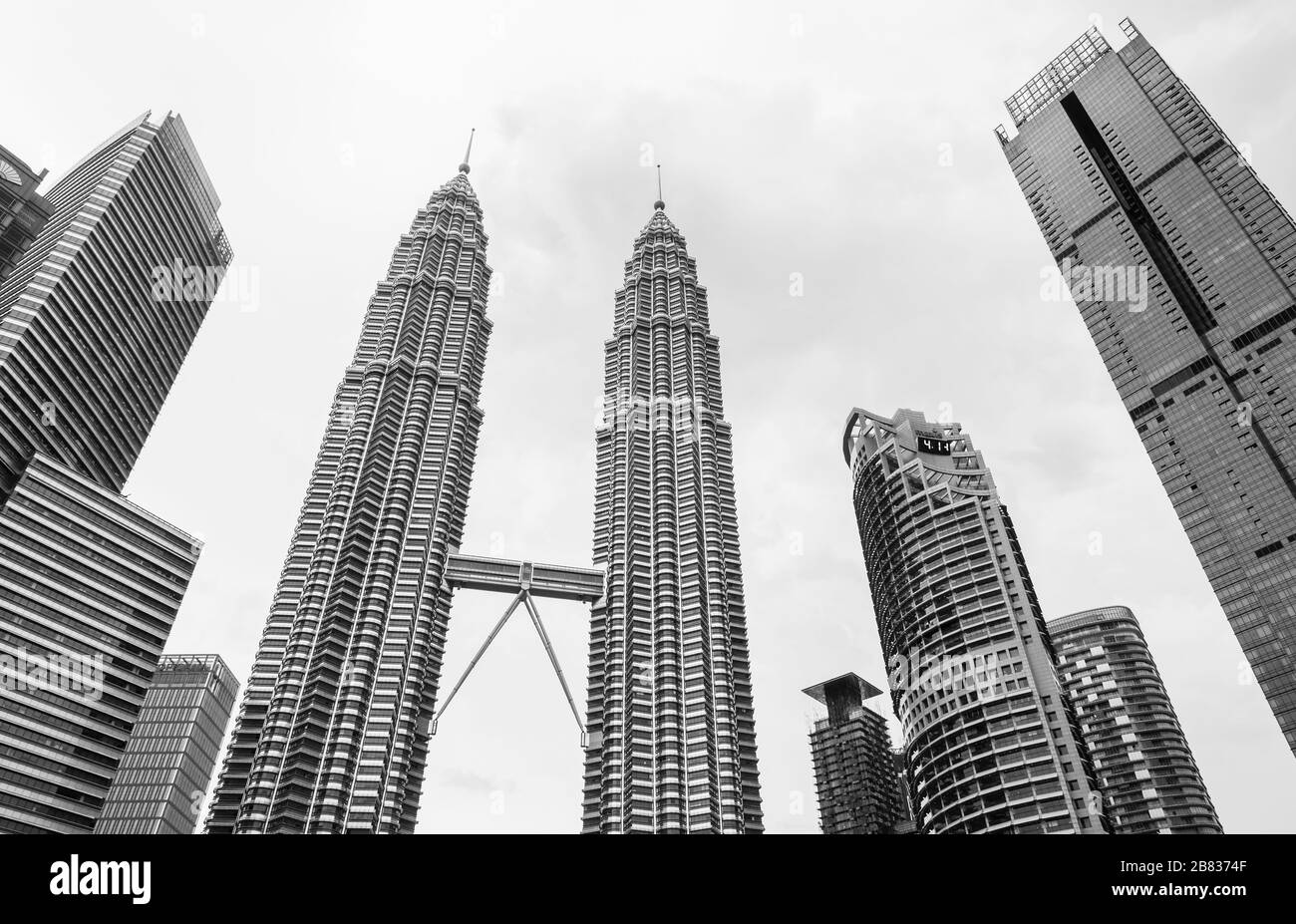 Kuala Lumpur, Malaisie - 25 novembre 2019 : horizon avec les tours jumelles Petronas. Fond photo noir et blanc Banque D'Images