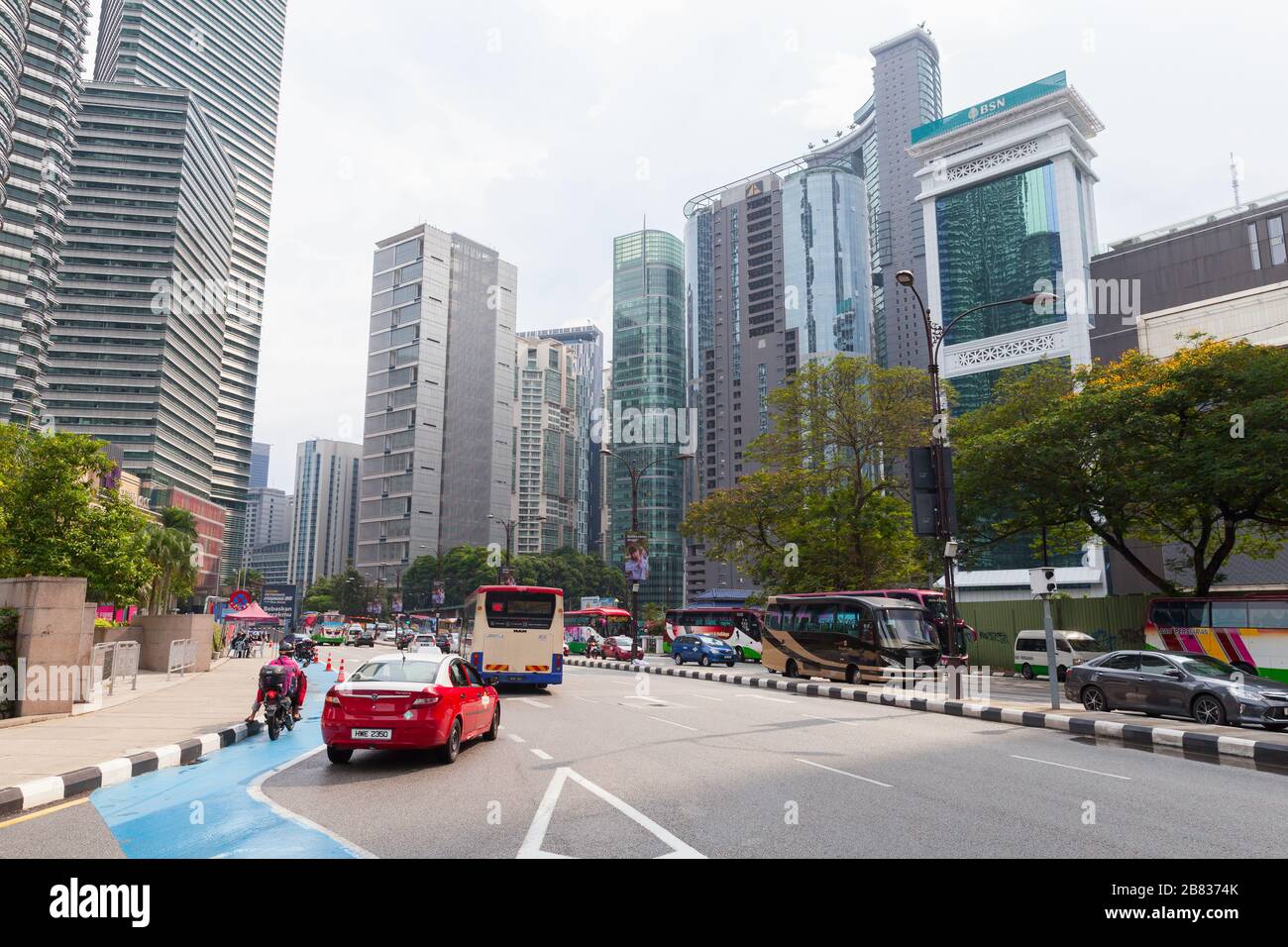Kuala Lumpur, Malaisie - 25 novembre 2019 : vue sur la rue du centre-ville de Kuala Lumpur, les gens ordinaires et les voitures sont dans la rue Banque D'Images