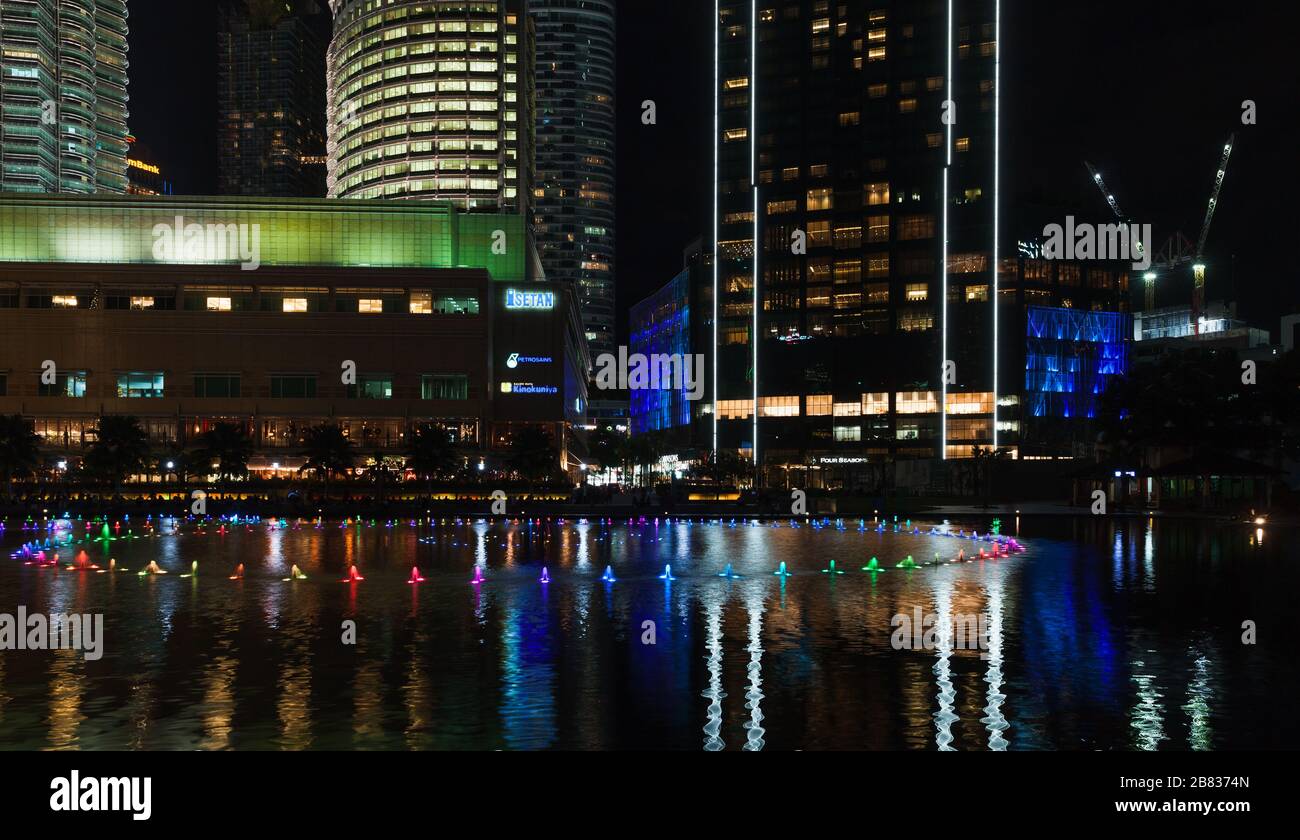 Kuala Lumpur, Malaisie - 28 novembre 2019 : vue nocturne du parc KLCC avec fontaine éclairée Banque D'Images