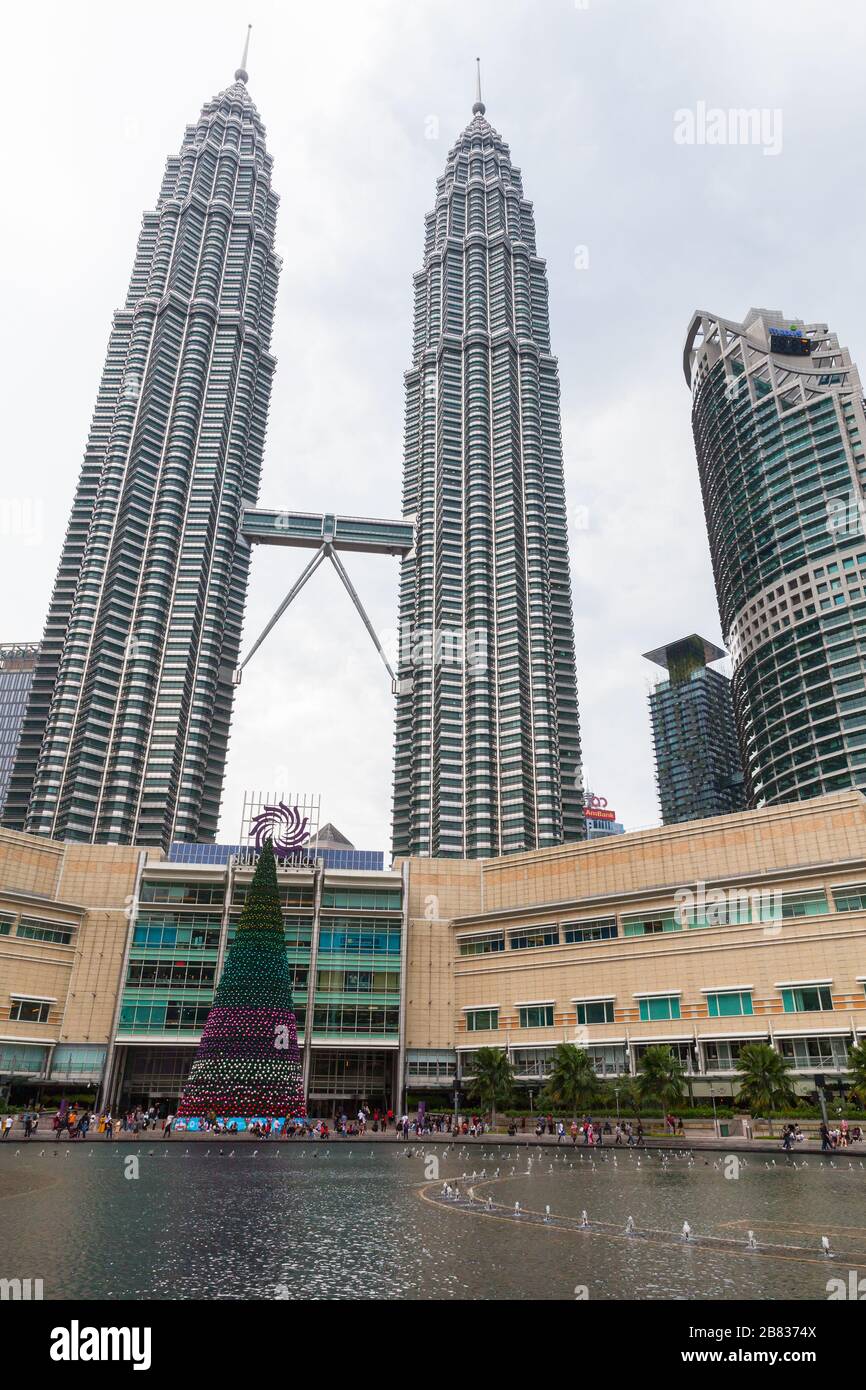 Kuala Lumpur, Malaisie - 25 novembre 2019 : vue sur le parc KLCC avec les tours jumelles Petronas et le centre commercial Sura, vue sur la rue verticale Banque D'Images