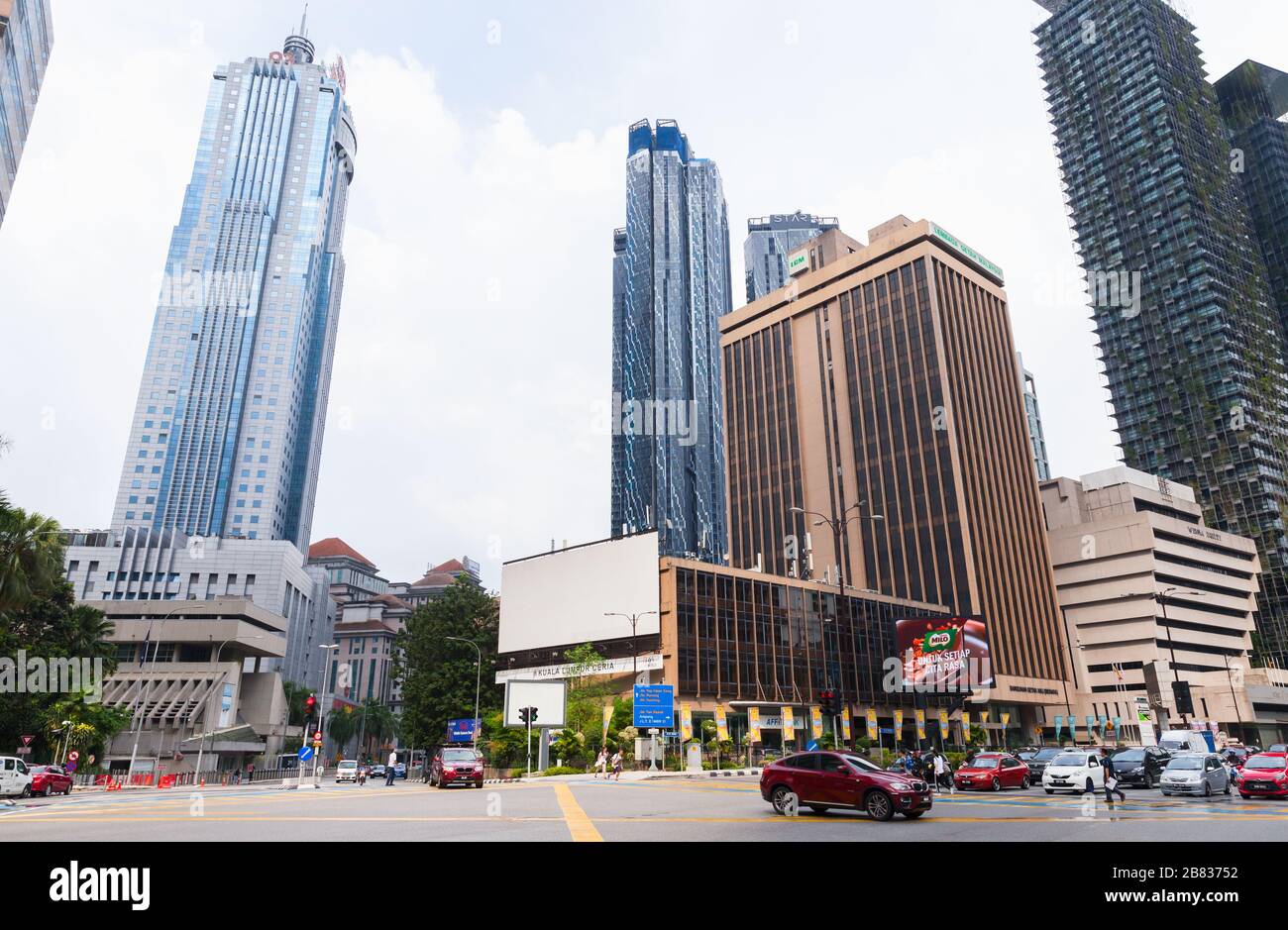 Kuala Lumpur, Malaisie - 25 novembre 2019 : vue sur la rue du centre-ville de Kuala Lumpur, les gens ordinaires et les voitures sont dans la rue Banque D'Images