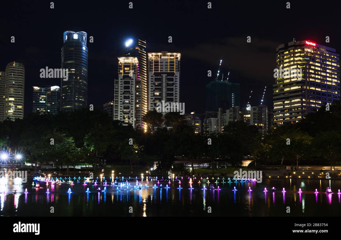 Kuala Lumpur, Malaisie - 28 novembre 2019 : parc KLCC avec fontaine éclairée la nuit Banque D'Images