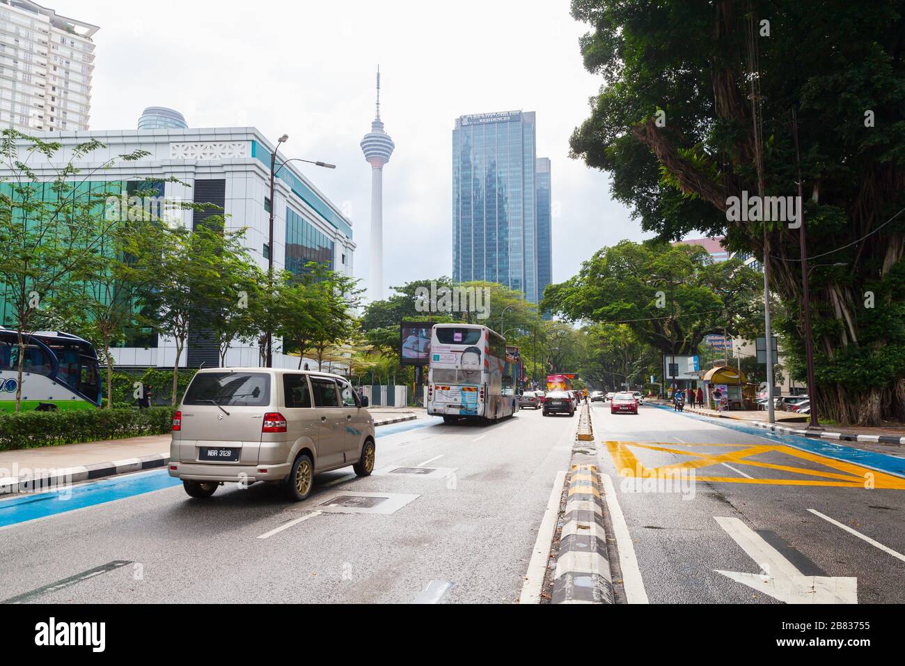 Kuala Lumpur, Malaisie - 25 novembre 2019 : vue sur la rue du centre-ville de Kuala Lumpur, les gens ordinaires et les voitures sont dans la rue avec tour de télévision sur un backgroun Banque D'Images