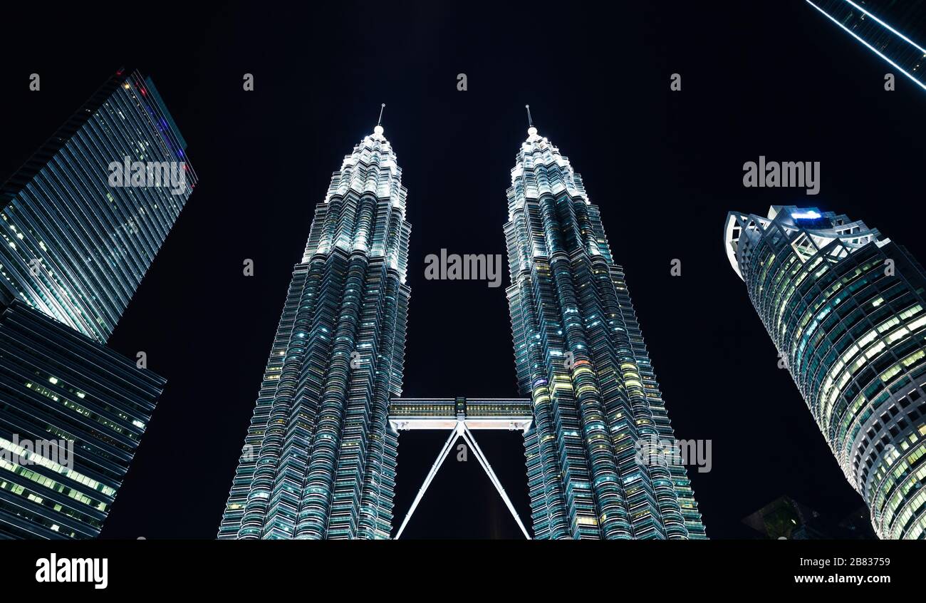 Kuala Lumpur, Malaisie - 28 novembre 2019 : tours jumelles Petronas, horizon nocturne du parc KLCC Banque D'Images