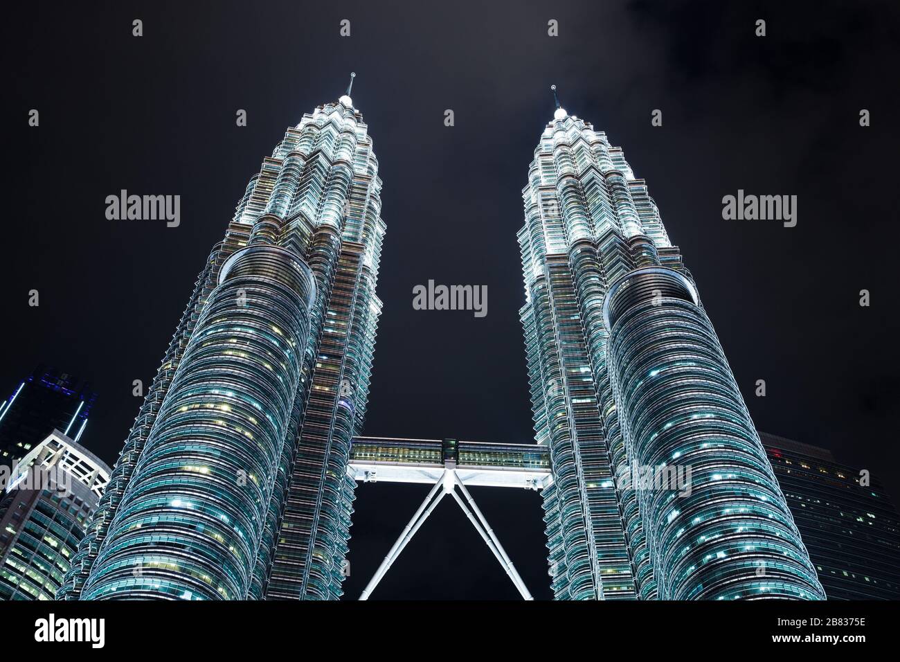Kuala Lumpur, Malaisie - 28 novembre 2019 : extérieur des tours jumelles Petronas avec éclairage de nuit, vue perspective Banque D'Images