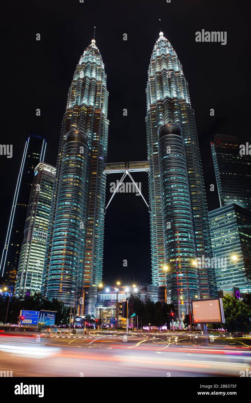 Kuala Lumpur, Malaisie - 28 novembre 2019 : tours jumelles Petronas avec éclairage de nuit, vue sur la rue verticale du centre-ville de Kuala Lumpur Banque D'Images