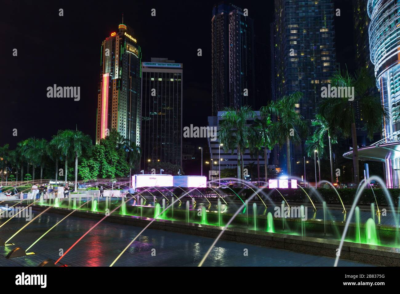 Kuala Lumpur, Malaisie - 28 novembre 2019 : fontaine illuminée la nuit près des tours jumelles Petronas Banque D'Images