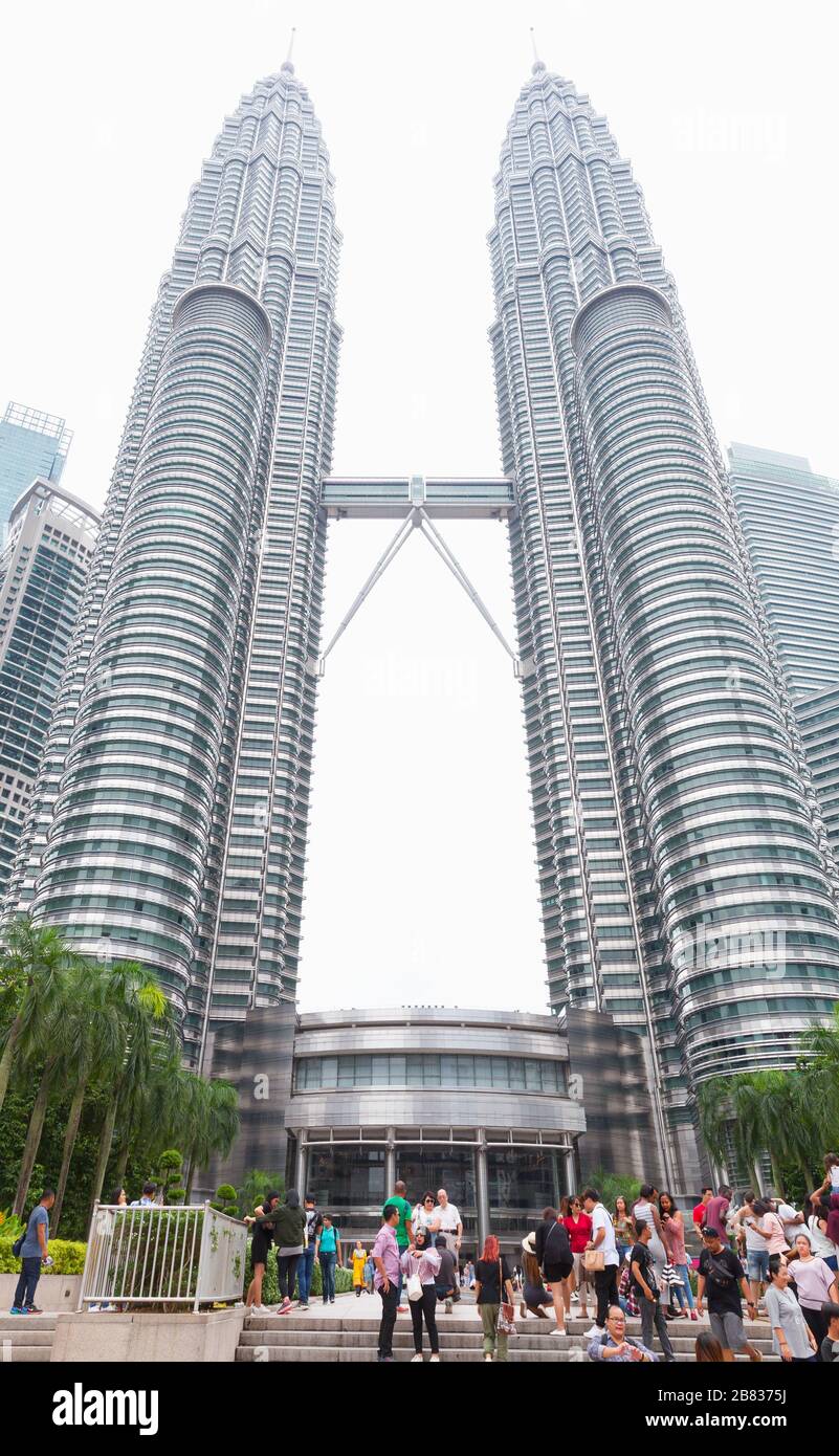 Kuala Lumpur, Malaisie - 25 novembre 2019: Les touristes prennent des photos près de Petronas Twin Towers, vue verticale sur la rue Banque D'Images