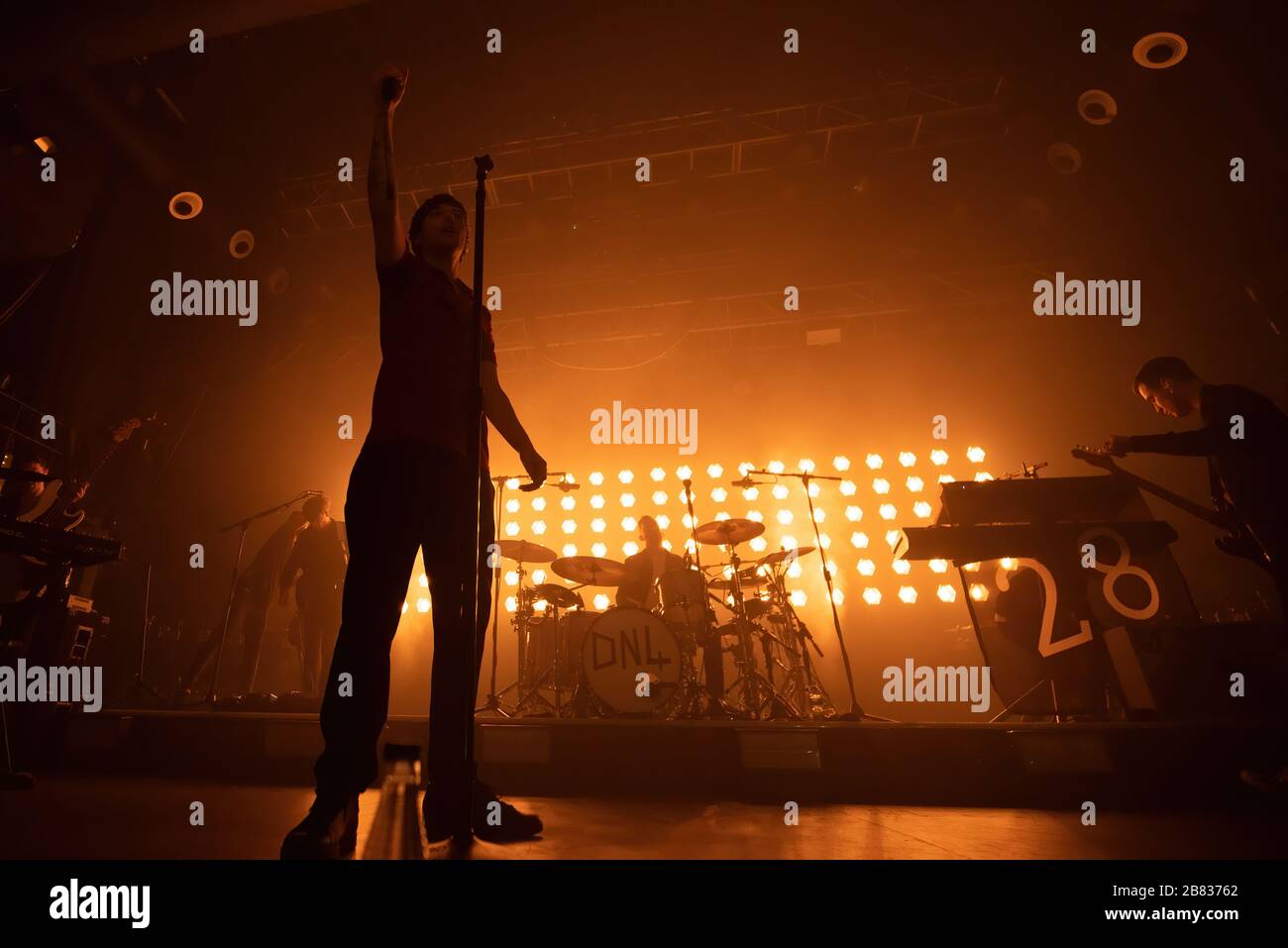 BARCELONE - 9 MARS : Louis Tomlinson (chanteur d'un groupe de direction) se produit en concert à la scène Razzmatazz le 9 mars 2020 à Barcelone, en Espagne. Banque D'Images