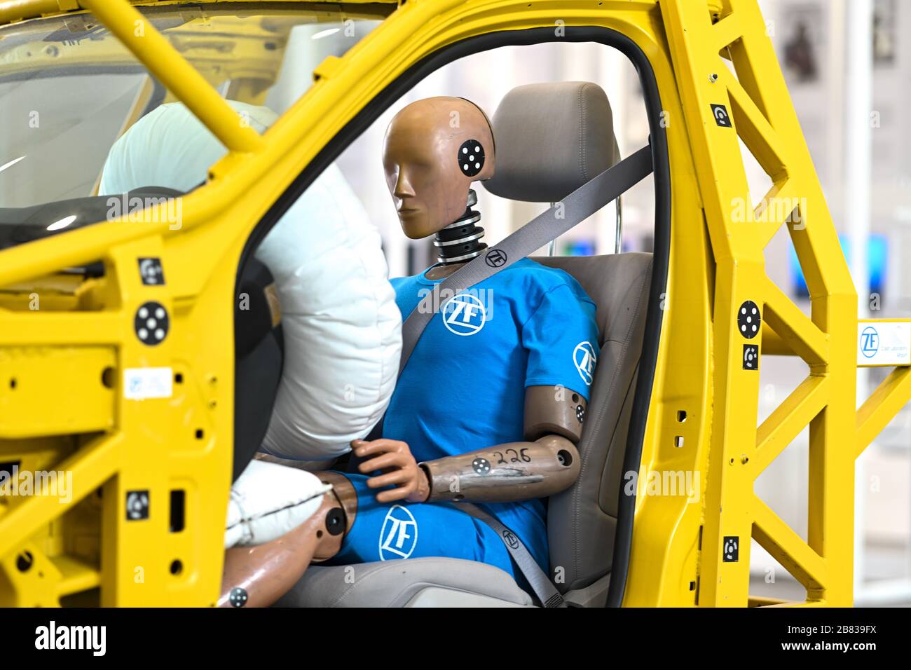 Friedrichshafen, Allemagne. 12 mars 2020. Un mannequin de test d'impact est exposé dans un espace d'exposition situé dans le hall du siège social de ZF Friedrichshafen AG. Crédit: Felix Kästle/dpa/Alay Live News Banque D'Images