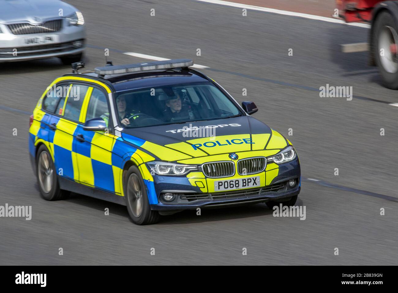 Tac ops, Lancashire division des opérations tactiques. La police britannique le trafic de véhicules, transports, voitures BMW, moderne, vers le nord sur la voie 3 de l'autoroute M6. Banque D'Images