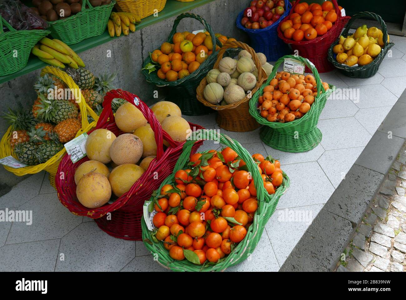 Une sélection de fruits frais en vente à l'extérieur d'un magasin à Furnas sur l'île de São Miguel dans l'archipel des Açores. Banque D'Images