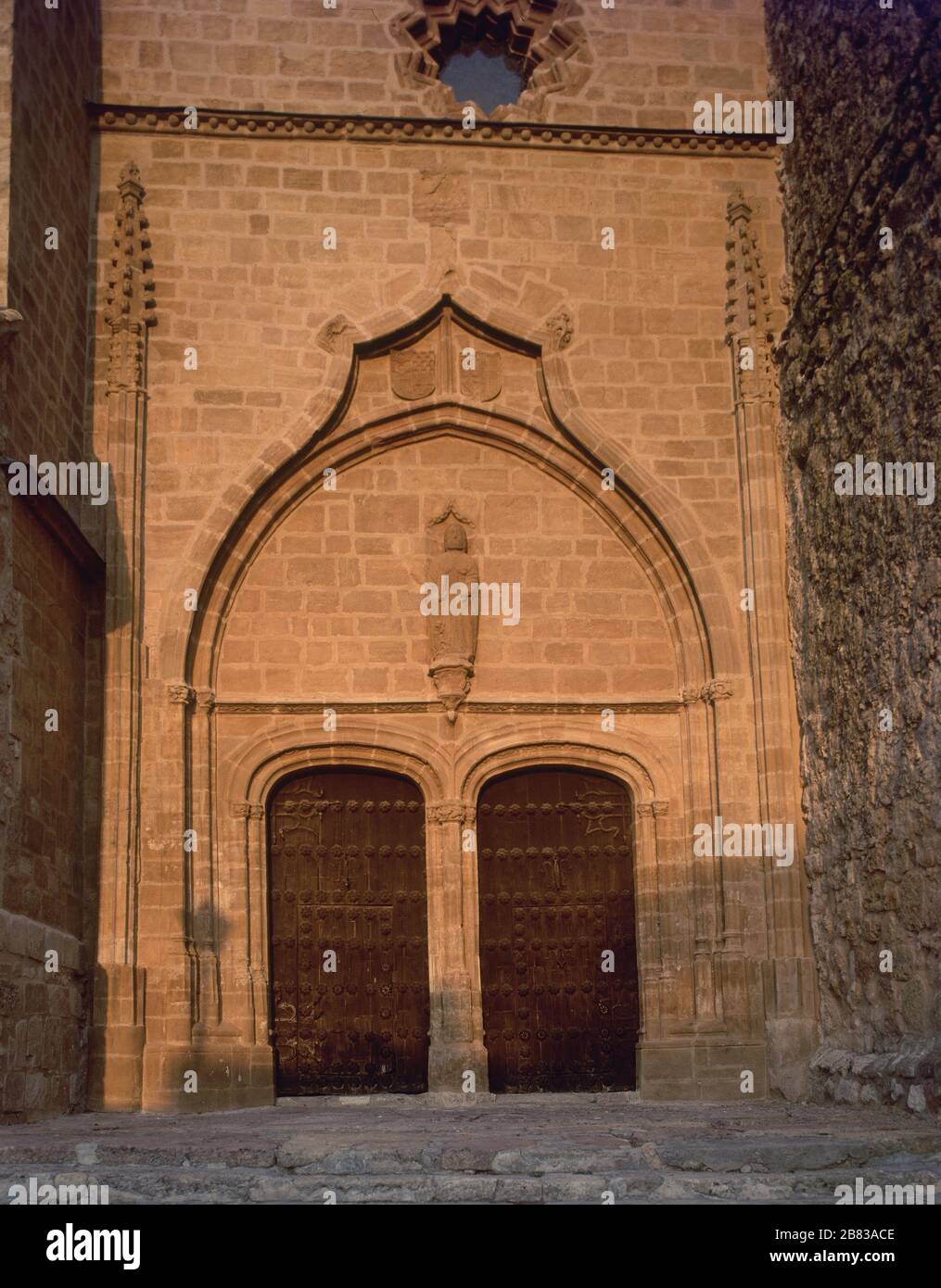 PUERTA DE LOS PERDONES - SIGLO XV LIEU: COLEGIATA DE SAN BARTOLOME. BELMONTE. CUENCA. ESPAGNE. SAN BARTOLOME APOSTOL / NATAEL / NATANAEL. Banque D'Images