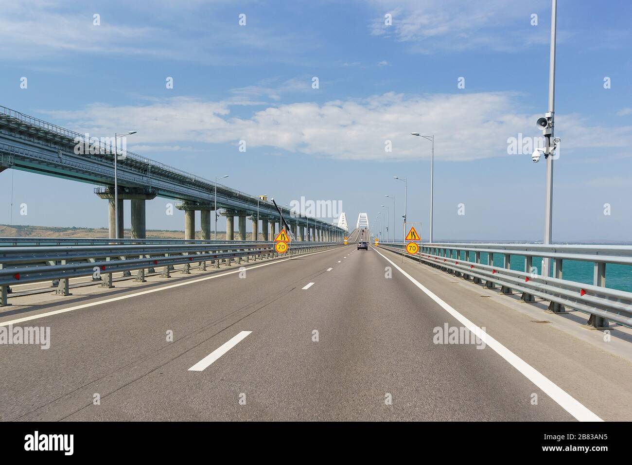 Panneaux de limitation de vitesse du véhicule et lignes de route en raison de réparations d'entretien. Pont de Crimée traversant le détroit de Kerch Banque D'Images