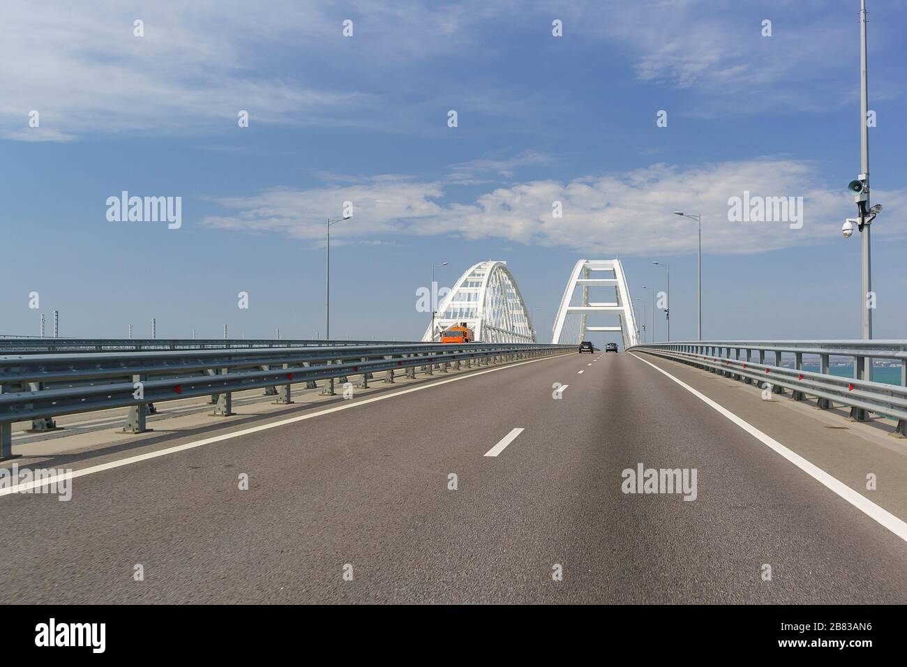 Pont de Crimée traversant le détroit de Kerch. Les voitures entrent dans la plage en courbe. Journée d'été ensoleillée Banque D'Images