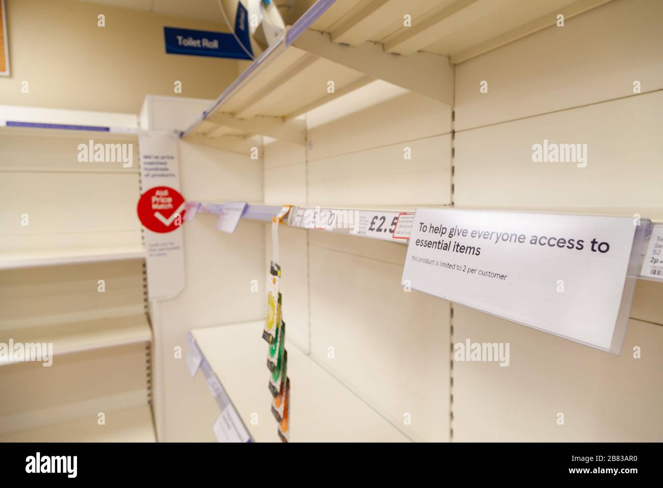 Les rayons vides des rouleaux de toilettes à tesco après l'achat de panique dû au coronavirus mars 2020, Fife Scotland Banque D'Images