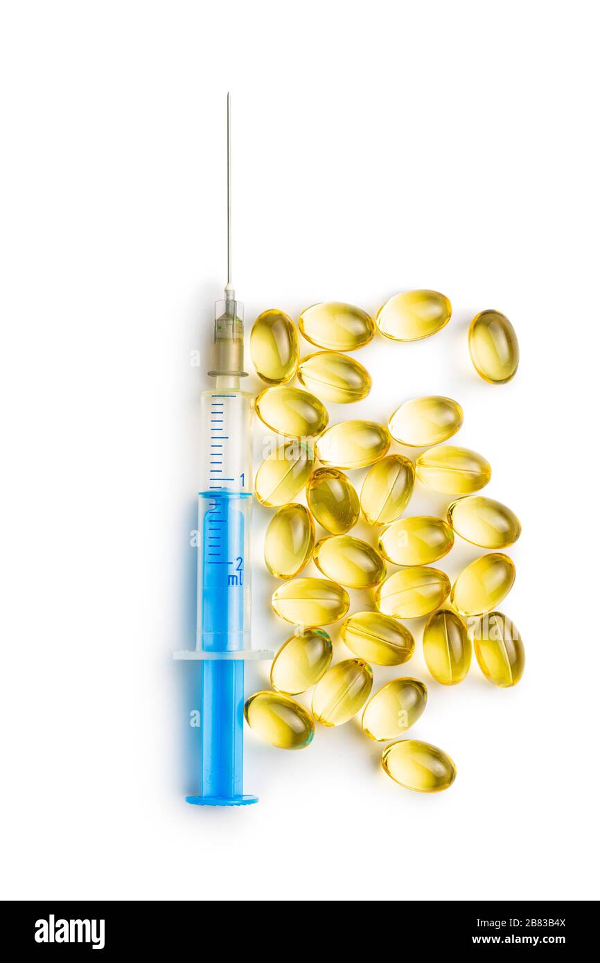 Omega 3 pilules. Capsules de supplément d'huile de poisson et seringue isolées sur fond blanc. Banque D'Images