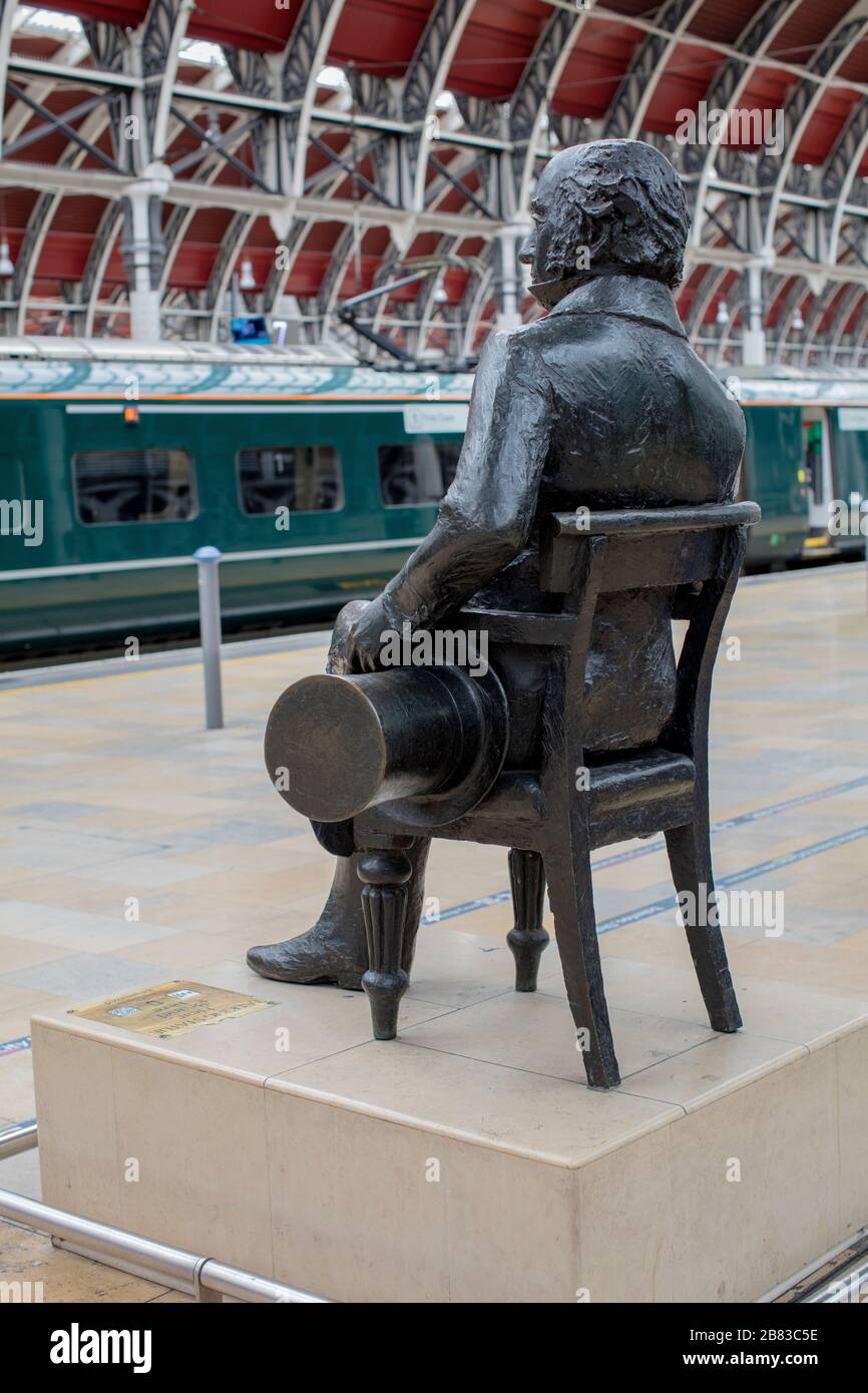 Statue d'Isambard Kingdom Brunel par John Doubleday sur la gare de Paddington, terminus de chemin de fer et complexe de métro de Londres à Paddington, Londres Banque D'Images