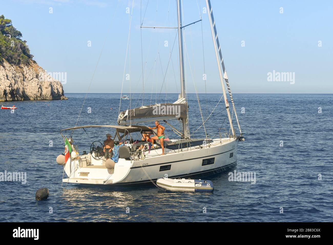 ÎLE DE CAPRI, ITALIE - AOÛT 2019: Groupe de personnes à bord d'un yacht sur le coût de l'île de Capri. Banque D'Images