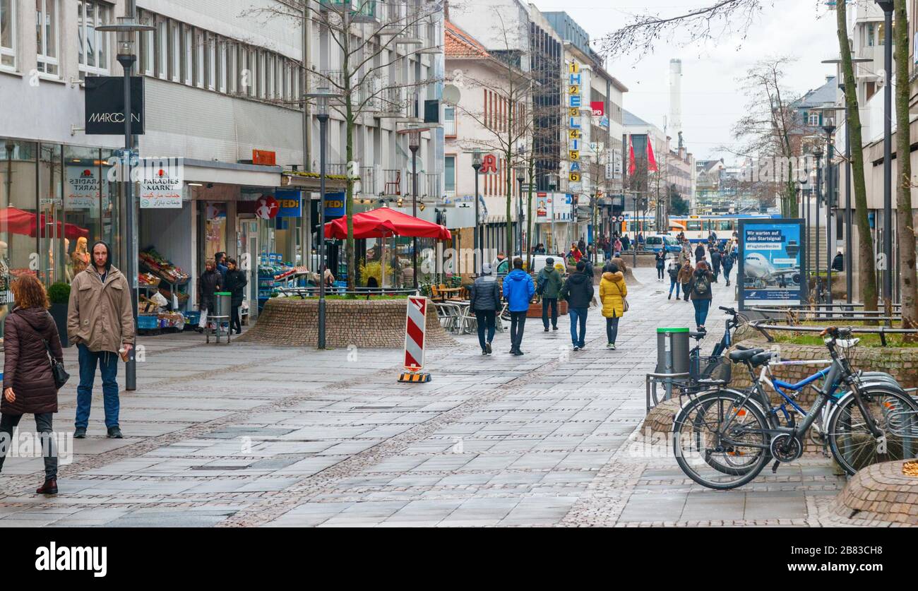 Vue sur le centre-ville animé par des gens non identifiés faisant du shopping à la Wilhelminenstrasse en hiver. Darmstadt, Allemagne. Banque D'Images