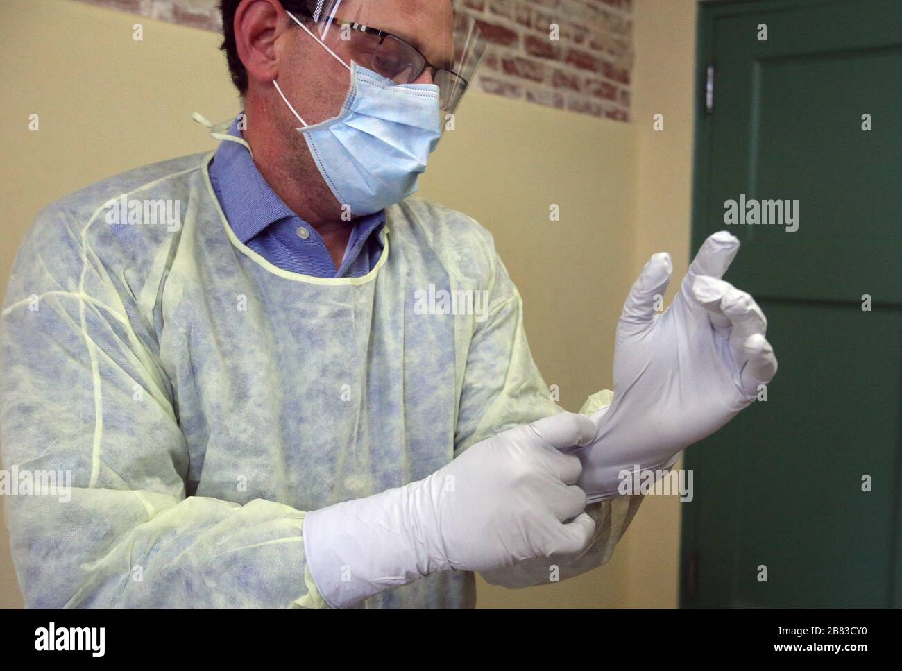 St. Louis, États-Unis. 19 mars 2020. Le Dr William Gilmore, MD, EMT-P, directeur médical du Service des incendies de St. Louis, montre la façon appropriée de mettre des gants qui protégeront les premiers intervenants, à St. Louis, le jeudi 19 mars 2020. La ville de Saint-Louis a enregistré trois cas de Coronavirus. Photo de Bill Greenblatt/UPI crédit: UPI/Alay Live News Banque D'Images