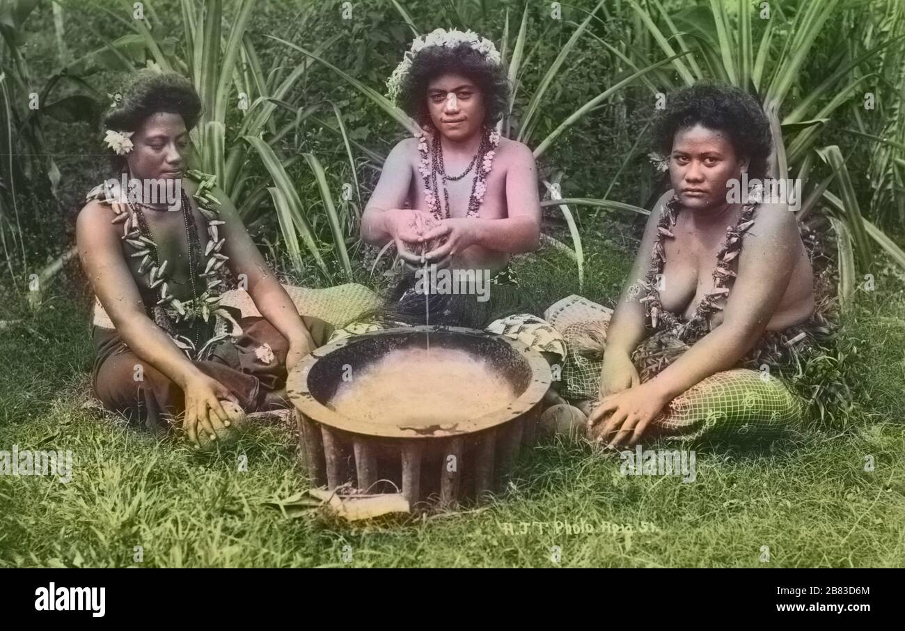 Carte postale monochrome d'un groupe d'aumaga assis autour d'un bol de tanoa lors d'une cérémonie de l'ava (ou kava), Iles Samoa, Polynésie, par le photographe A. J. Tattersall, 1916. De la bibliothèque publique de New York. Remarque : l'image a été colorisée numériquement à l'aide d'un processus moderne. Les couleurs peuvent ne pas être précises sur une période donnée. () Banque D'Images