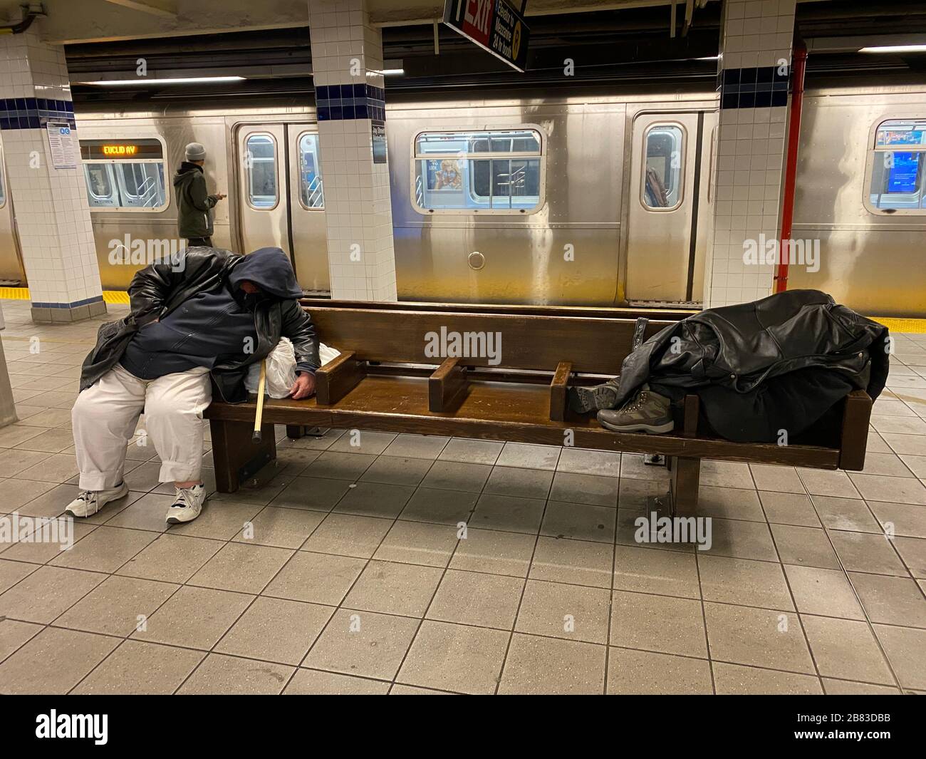 De nombreux sans-abri à New York City se réfugient dans les stations de métro pour dormir, rester au chaud et se sentir en sécurité à New York City. Jay Street/MetroTech station dans le centre-ville de Brooklyn. Banque D'Images