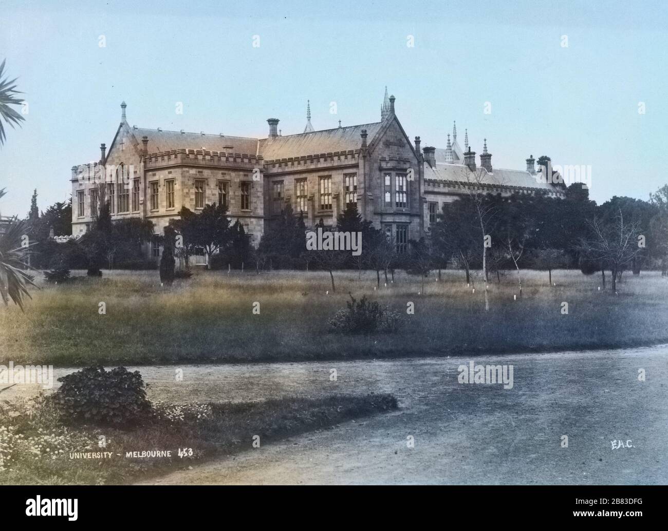 Photo en noir et blanc du bâtiment d'origine de l'Université de Melbourne à Melbourne, aujourd'hui connue sous le nom de Old Quad, Melbourne, Australie, par le photographe Frank Coxhead, 1885. De la bibliothèque publique de New York. Remarque : l'image a été colorisée numériquement à l'aide d'un processus moderne. Les couleurs peuvent ne pas être précises sur une période donnée. () Banque D'Images Photo en noir et blanc du bâtiment d'origine de l'Université de Melbourne à Melbourne, aujourd'hui connue sous le nom de Old Quad, Melbourne, Australie, par le photographe Frank Coxhead, 1885. De la bibliothèque publique de New York. Remarque : l'image a été colorisée numériquement à l'aide d'un processus moderne. Les couleurs peuvent ne pas être précises sur une période donnée. () Banque D'Images