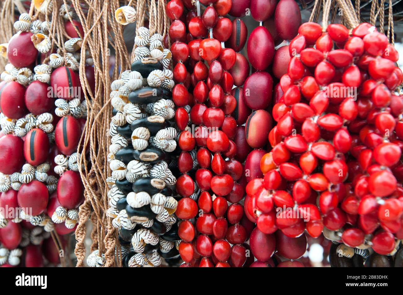 Perles souvenirs, bracelets et colliers en vente sur le marché, Playa Pesquero, Guardalavaca, Holguin, Cuba Banque D'Images